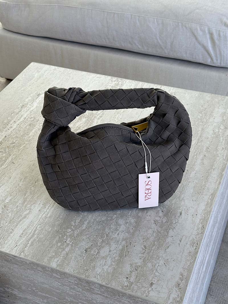 Mini sac en daim tressé – Élégance et raffinement au quotidien