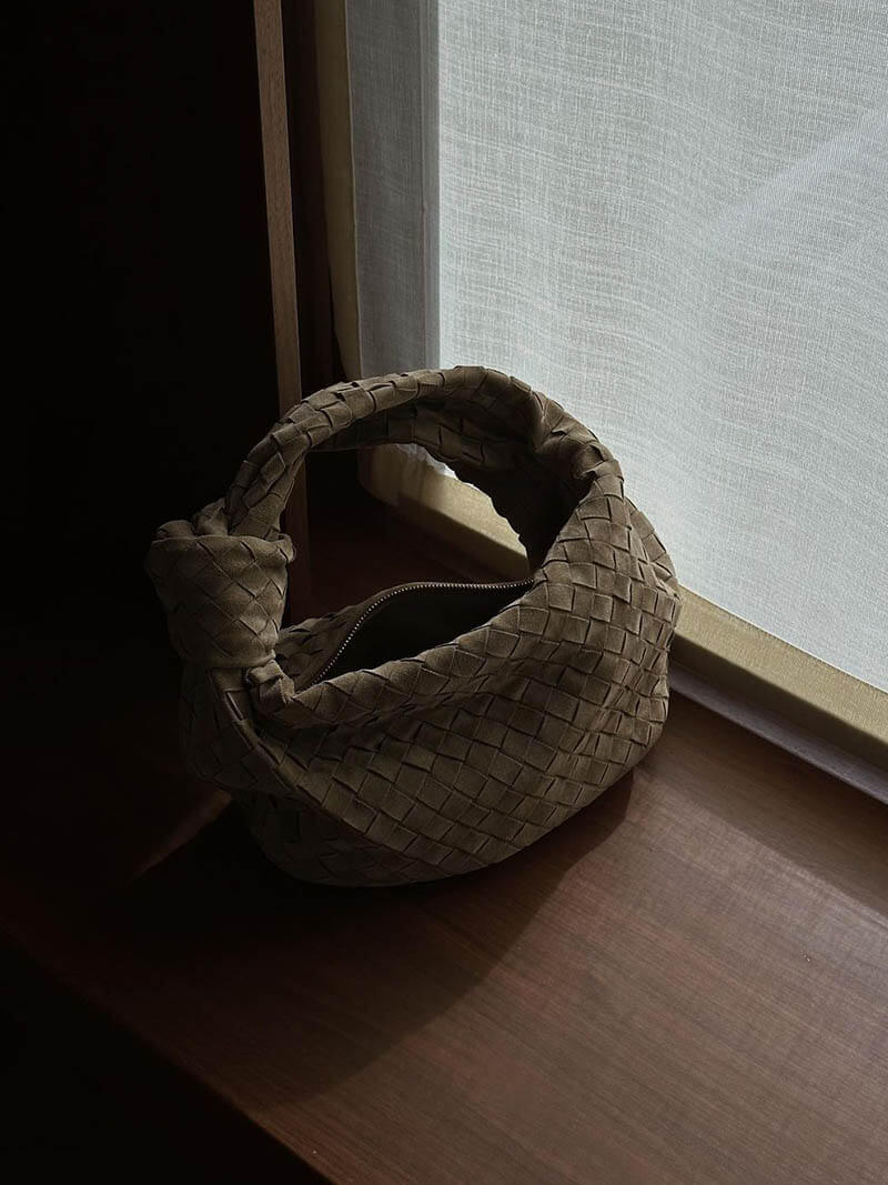 Mini sac en daim tressé – Élégance et raffinement au quotidien