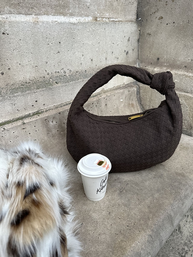 Sac tressé en daim – Élégance et praticité au quotidien