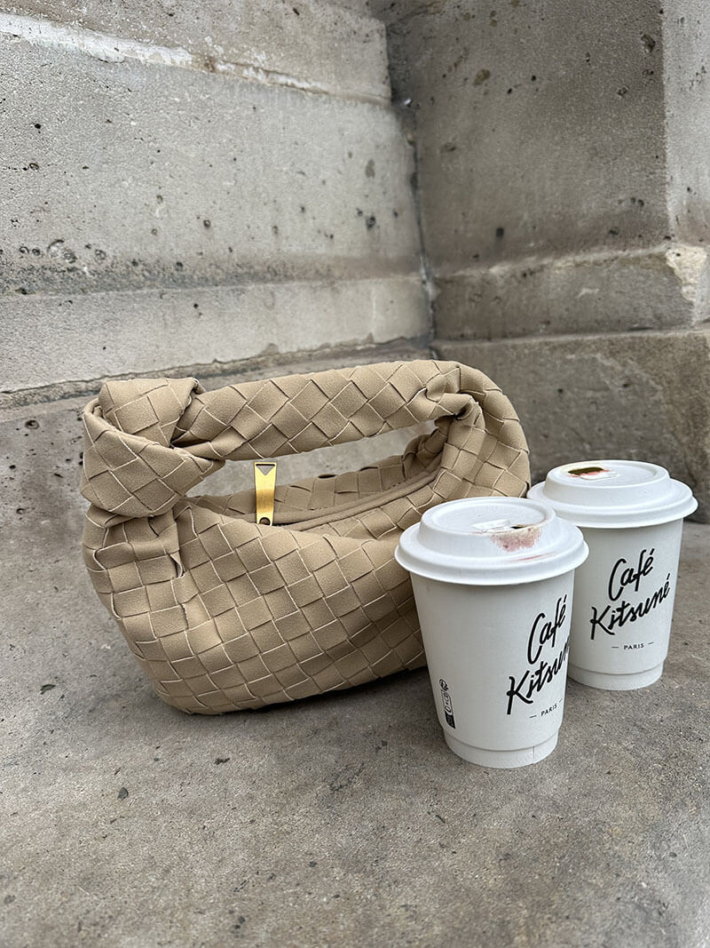 Mini sac en daim tressé – Élégance et raffinement au quotidien